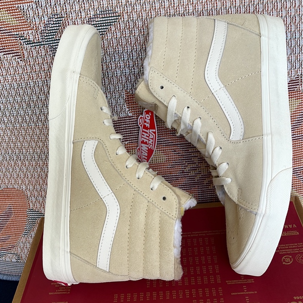 Vans Sk8-Hi
Cozy Hug Biscotti
VN0A7Q5NBVV
Men’s Sneakers - Picture 12 of 16